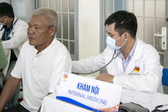 Các bác sĩ khám bệnh cho người dân.