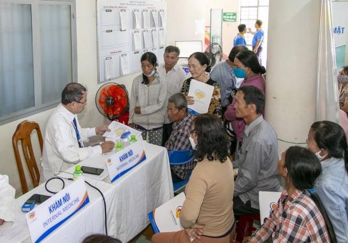 Đông đảo người dân Ninh Hòa tới khám bệnh.