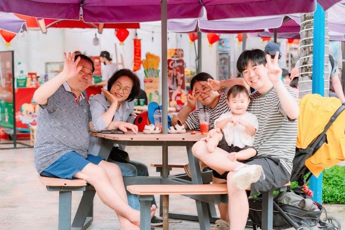 Một gia đình khách Hàn Quốc du lịch ở Nha Trang - Khánh Hòa.