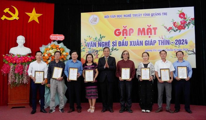Phó Bí thư Thường trực Tỉnh ủy, Chủ tịch HĐND tỉnh Nguyễn Đăng Quang trao chứng nhận Giải thưởng Văn học Nghệ thuật tỉnh Quảng Trị năm 2023 cho các tập thể, cá nhân - Ảnh: M.L