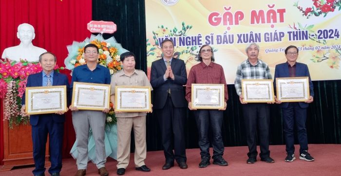 Phó Bí thư Thường trực Tỉnh ủy, Chủ tịch HĐND tỉnh Nguyễn Đăng Quang trao giấy chứng nhận cho các tác giả đoạt giải cuộc thi “Học tập và làm theo tư tưởng, đạo đức, phong cách Hồ Chí Minh” giai đoạn 2021 -2023 - Ảnh: K.S