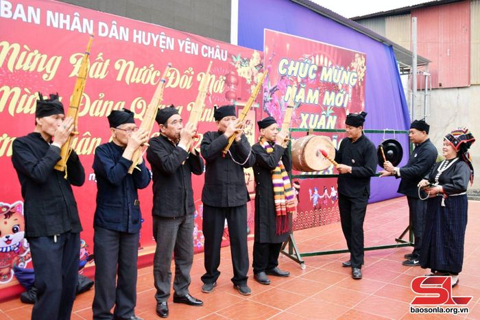 Khèn bè được sử dụng làm nhạc dạo trong hầu hết làn điệu dân ca, hát múa.