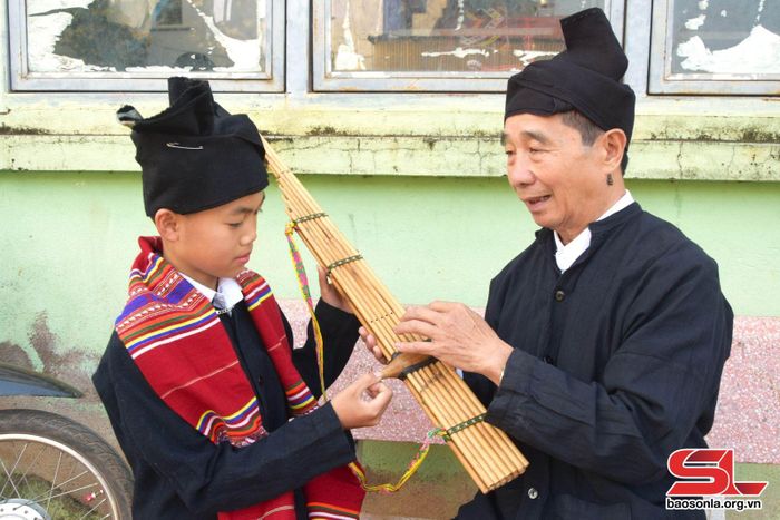 Truyền dạy thổi khèn bè cho thế hệ trẻ.