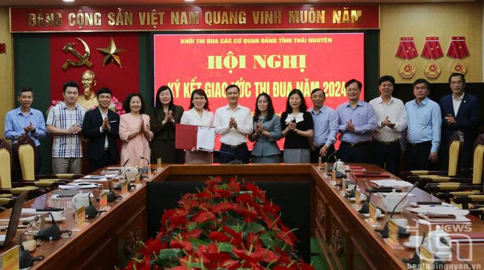 Đại diện các đơn vị trong Khối thi đua các cơ quan đảng tỉnh hoàn thành ký giao ước thi đua năm 2024.