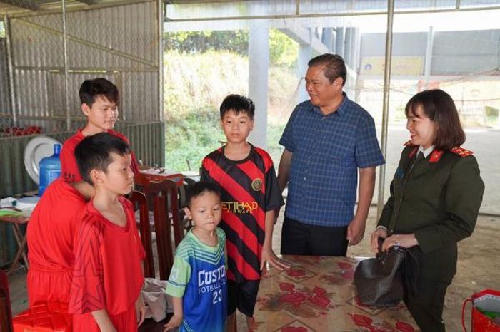 Đoàn công tác Công an tỉnh Hòa Bình thăm hỏi các cháu nhỏ.
