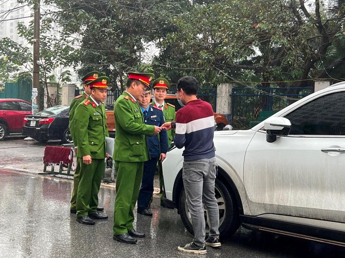 Nhắc nhở một chủ phương tiện vi phạm dừng đỗ.