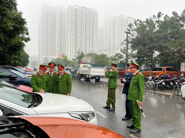 Làm nhiệm vụ tại một bãi xe có nhiều phản ánh.