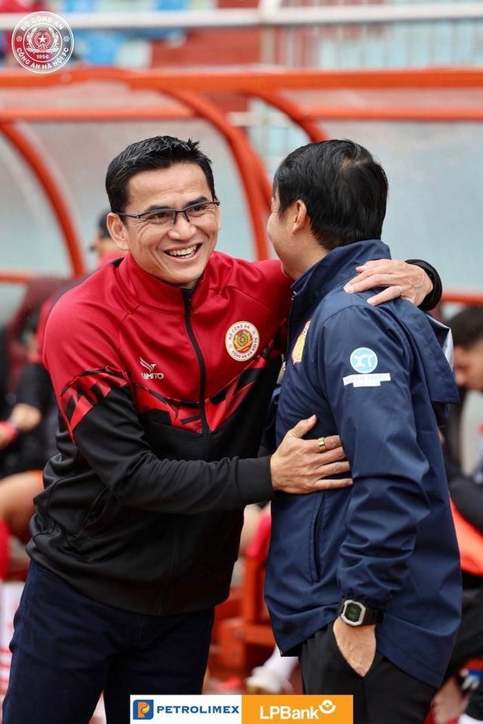 HLV Kiatisuk vừa tới CAHN đã giúp CLB này toàn thắng 2 trận. Ảnh: CAHN FC