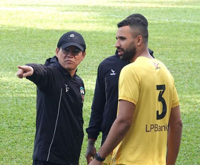 Chuyên gia trụ hạng Vũ Tiến Thành đang vất vả ở HAGL với 2 trận toàn thua và hòa. Ảnh: HAGL FC