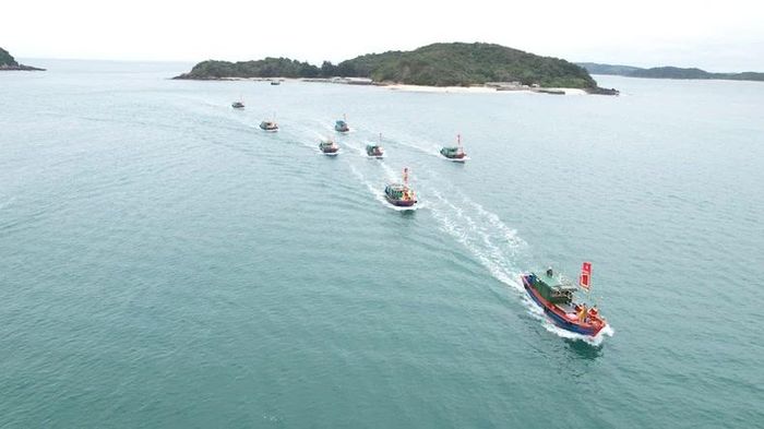 Ngay sau lễ mở cửa biển các ngư dân xã Thanh Lân đã xuất quân ra khơi đánh bắt thủy, hải sản.