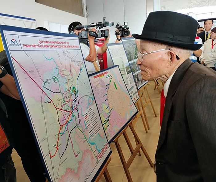 Cụ ông Lê Văn Duyên từ San Francisco tham quan ga Metro 1 . (Ảnh: Tường Thụy)