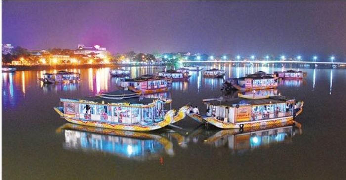 Thuyền trên sông Hương lững thững trôi