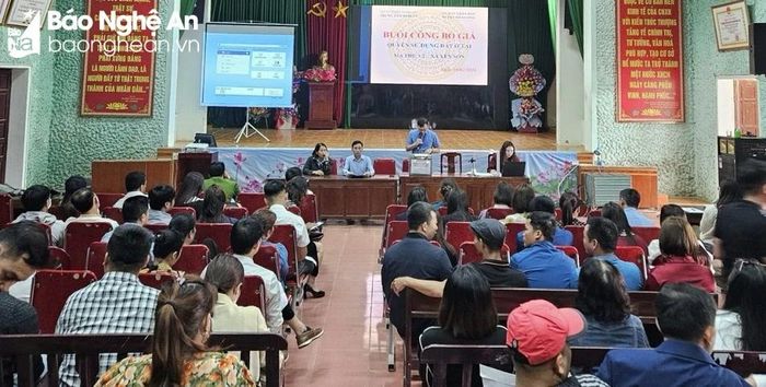  Công bố mở thùng phiếu đấu giá đất tại xã Văn Sơn, Đô Lương. Ảnh: Cơ sở cung cấp 