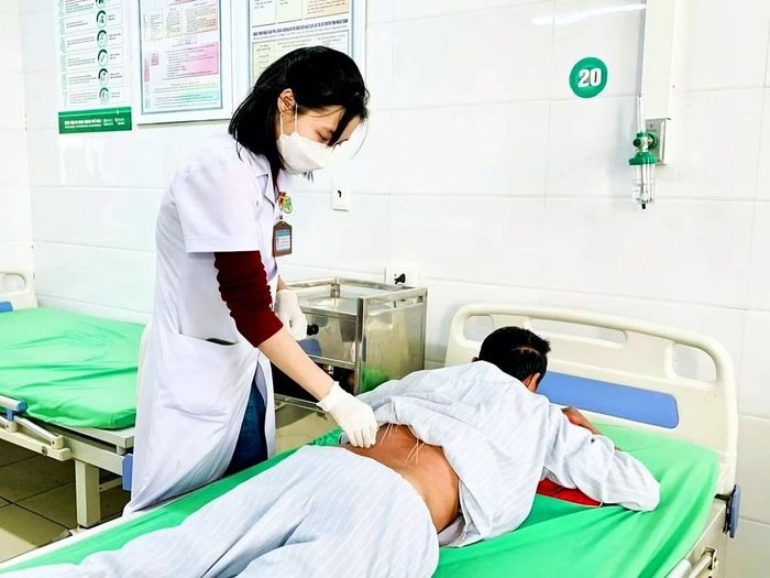  Bác sĩ Cao Thị Huyền Trang thăm khám cho bệnh nhân tại Khoa Y học Cổ truyền - Phục hồi chức năng, Bệnh viện Đa khoa Thành phố Vinh. Ảnh: NVCC 