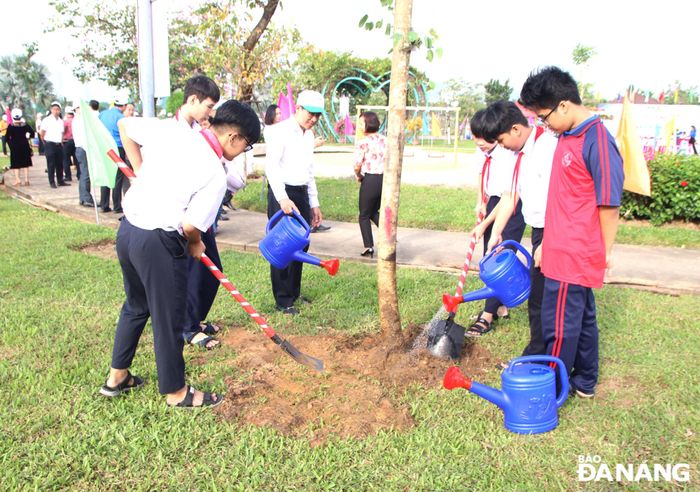 Học sinh quận Hải Châu tham gia Tết trồng cây. Ảnh: TRỌNG HUY