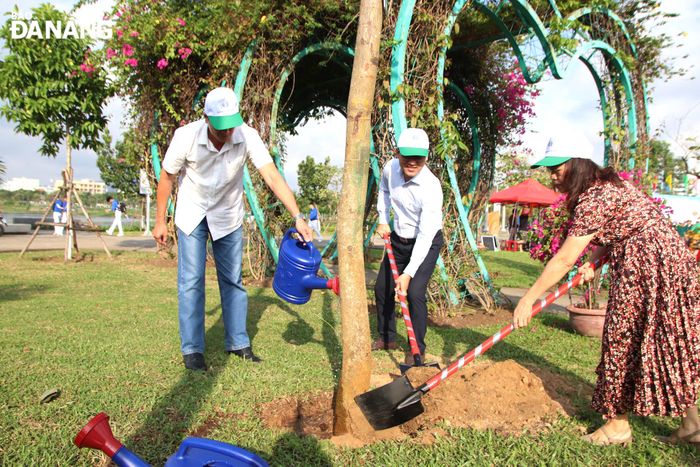 Phó Bí thư Thường trực Quận ủy Hải Châu Võ Thành Trung (giữa) tham gia Tết trồng cây. Ảnh: TRỌNG HUY