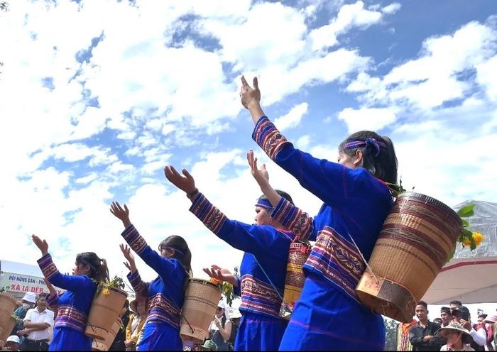 Bóng hình sơn nữ là nguồn cảm hứng trong thơ xuân cao nguyên. Ảnh: Phương Duyên