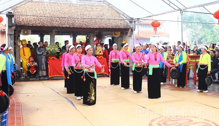 Tiết mục trình diễn của người Mường xã Tu Vũ.