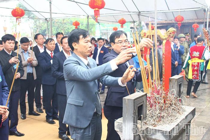 Các đại biểu dâng hương tại buổi lễ.
