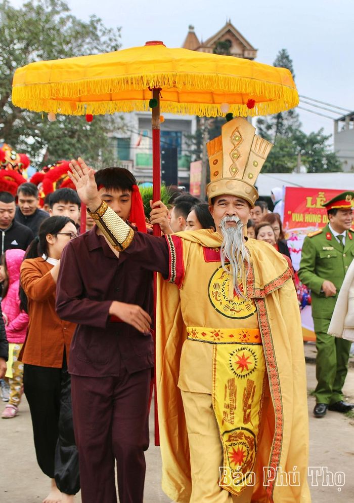 Ông Phùng Văn Binh, khu 8, phường Minh Nông, TP Việt Trì là người đạt những tiêu chí vào vai Vua Hùng dạy dân cấy lúa.