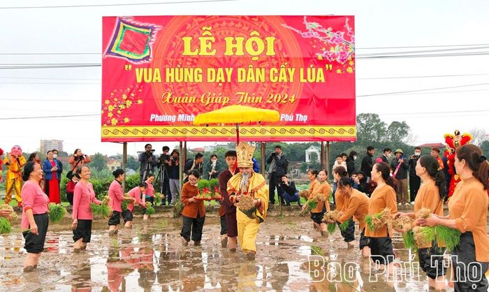 Màn trình diễn “Vua Hùng dạy dân cấy lúa” được tái hiện sinh động.
