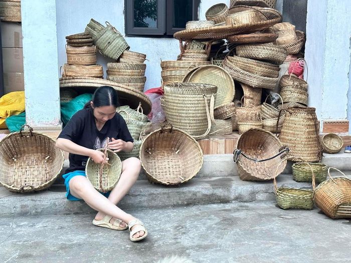 Với bàn tay khéo léo và tài tình của người thợ, các sản phẩm mây, tre đan không chỉ là vật dụng thông thường còn là những tác phẩm nghệ thuật kết tinh giá trị văn hóa.