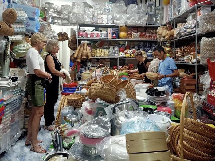 Không chỉ phục vụ nhu cầu khách trong nước, những sản phẩm đan lát thủ công được nhiều du khách nước ngoài yêu thích.