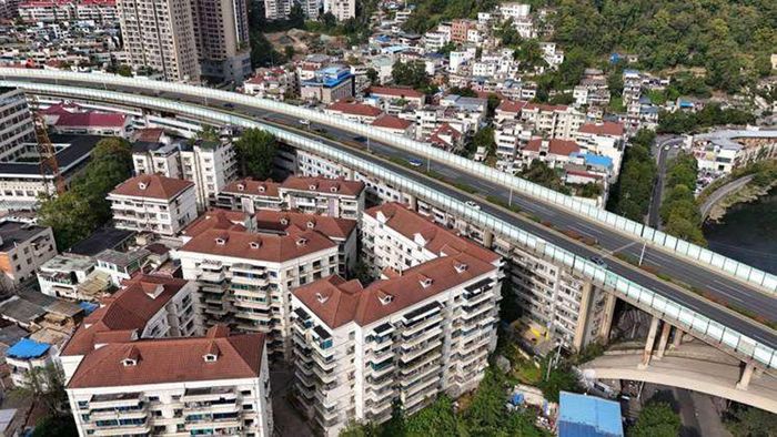 Tuy nhiên, bụi đường và khí thải vẫn đang là mối nguy cơ nghiêm trọng về sức khỏe cho cư dân sinh sống tại đây