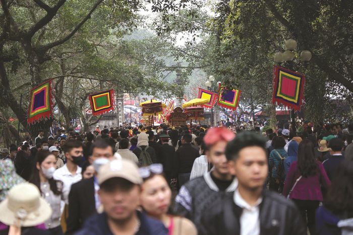 Khách thập phương đến hội Gióng đền Sóc 2024. Ảnh: Lê Khánh.