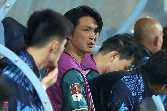 Tuấn Anh băng kín chân, nén đau thi đấu ở trận Hà Tĩnh (hôm 18/2) rồi rời sân ở hiệp hai. Ảnh: Bảo Ngọc.