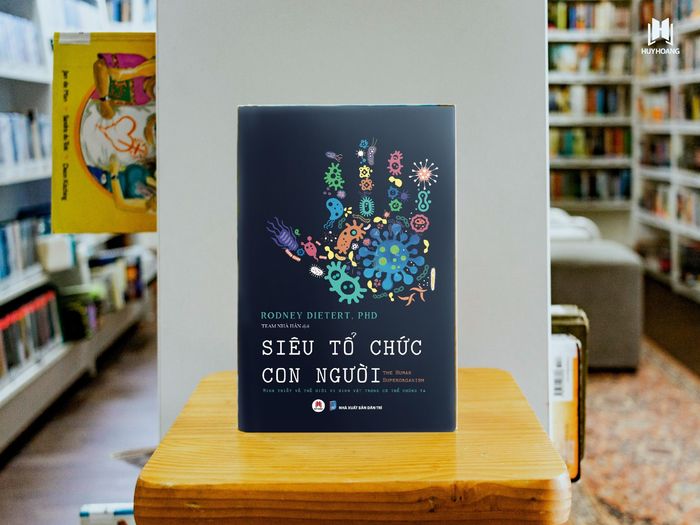 Cuốn sách Siêu tổ chức con người của tác giả Roney Dietert. Ảnh: H.H.