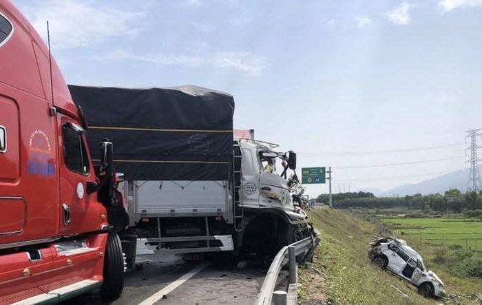 Hiện trường vụ tai nạn làm 3 người tử vong trên cao tốc Cam Lộ - La Sơn. 