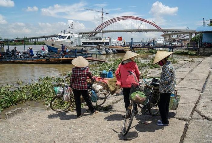 Người Hải Phòng chờ phà Bính để sang huyện Thủy Nguyên (ảnh chụp tháng 8/2019), khi cầu Hoàng Văn Thụ (vòm cong phía xa) còn đang xây dựng