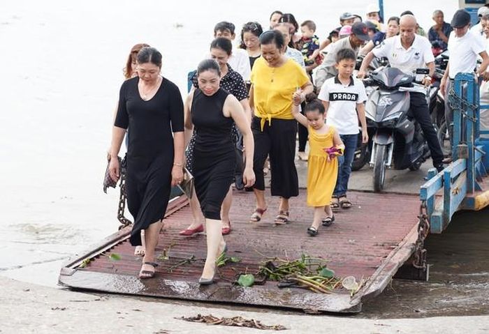 Tháng 7 năm 2019, nhiều người Hải Phòng lên phà để đi những chuyến cuối cùng trước khi phà Bính đóng cửa hoàn toàn vì cầu Hoàng Văn Thụ phía hạ nguồn sắp xây xong