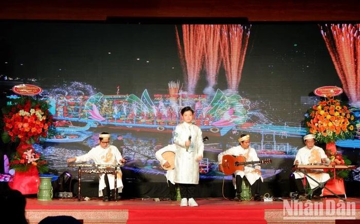 Liên hoan đờn ca tài tử Nam Bộ diễn ra vào đêm 25 và 26/2 tại Đình Vạn Phước, xã Mỹ Lệ, huyện Cần Đước, Long An. 