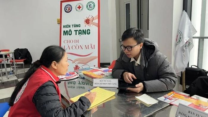 Người dân đăng ký tham gia hiến tặng mô tạng trong khuôn khổ chương trình. 