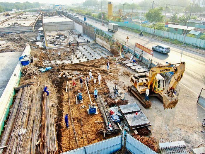  Những ca làm việc xuyên tết tại nút giao thông An Phú (TP Thủ Đức) 