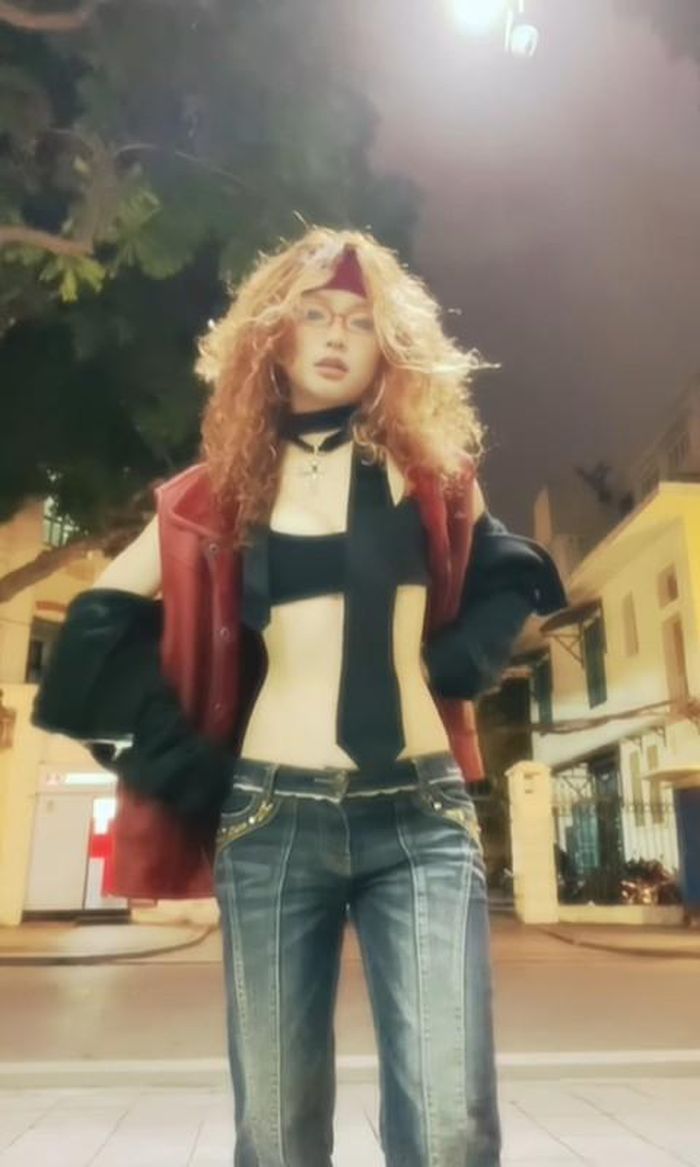 Trái ngược với cách bắt beat điệu nghệ của Xuân Ca, Hoa Xù thích nhảy Hip Hop và biến tấu tự do hơn, nhiều người còn ví von cô nàng "nhảy bằng cả tính mạng".