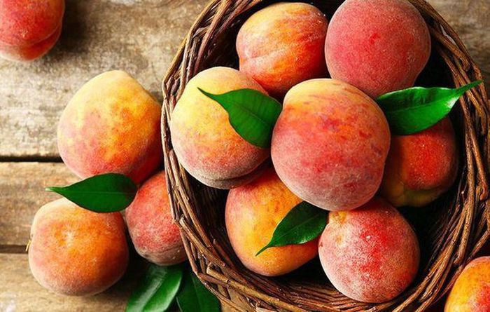 Đào rất giàu chất xơ, vitamin C và các chất chống oxy hóa khác như polyphenols, carotenoids,… sẽ đào thải độc tố ra khỏi cơ thể và bảo vệ tế bào thận.