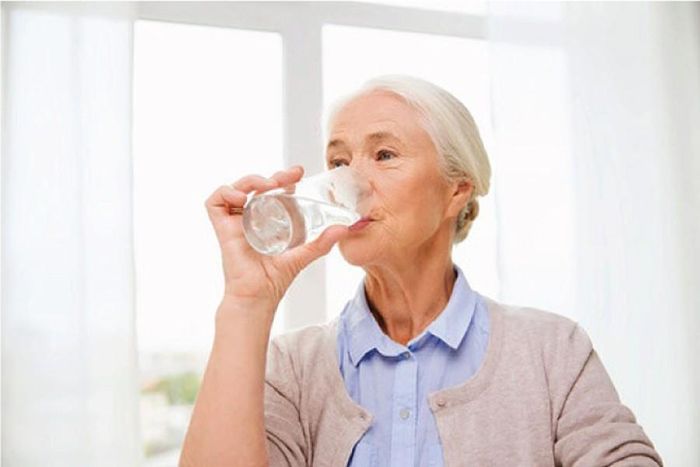 Nước lọc có công dụng giúp thận đào thải các chất cặn bã trong máu dưới dạng nước tiểu.