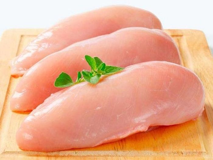 Thịt ức gà chứa ít phốt pho, kali và natri sẽ là sự lựa chọn hoàn hảo dành cho những người bị thận.