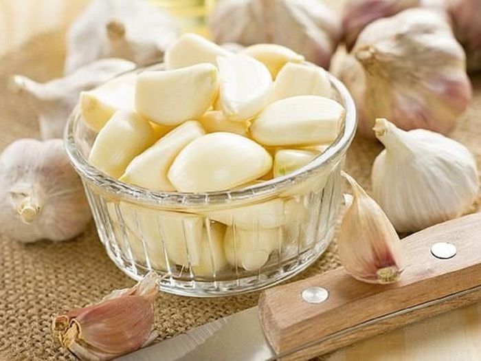 Allicin trong tỏi có khả năng hạ đường huyết, chống viêm nhiễm, căng thẳng oxy hóa và bảo vệ thận.