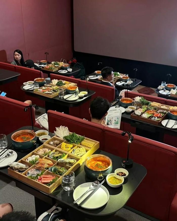 Dịch vụ kiểu này đem tới trải nghiệm mới lạ cho người yêu ẩm thực và phim ảnh, đồng thời tạo cơn sốt trên mạng xã hội Trung Quốc đại lục.Một người dùng viết: “Mong sẽ có nhiều rạp chiếu phim tại Trung Quốc cung cấp dịch vụ này hơn”. Ảnh: Weibo.