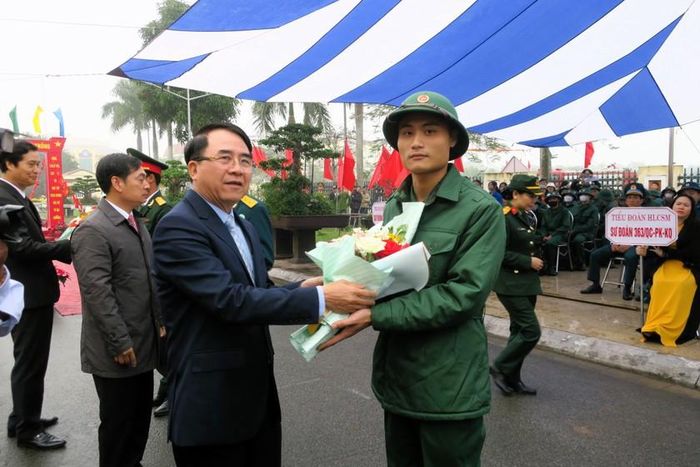 Phó Chủ tịch UBND TP Lê Khắc Nam tặng hoa, động viên các tân binh lên đường.