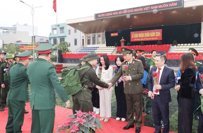 Thiếu tướng Vũ Thanh Chương, Giám đốc Công an TP tặng hoa chúc mừng đơn vị nhận quân và động viên các tân binh.