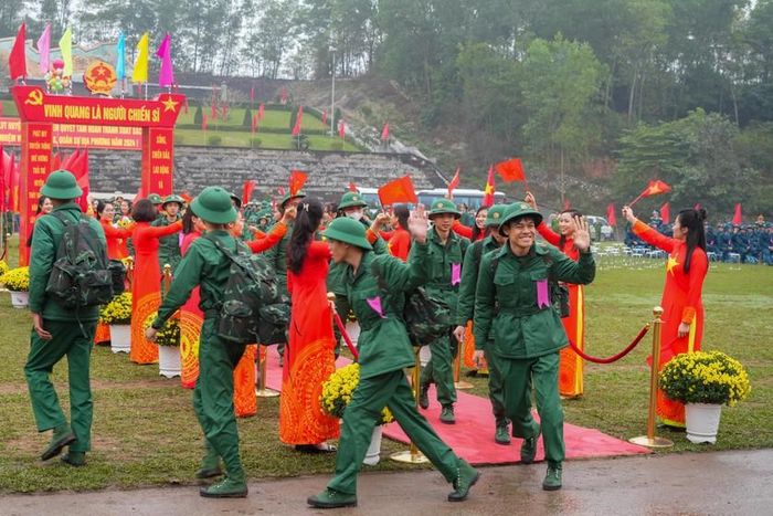 Các tân binh vui mừng khi nhận được nhiều sự động viên quan tâm của các lãnh đạo TP và địa phương.