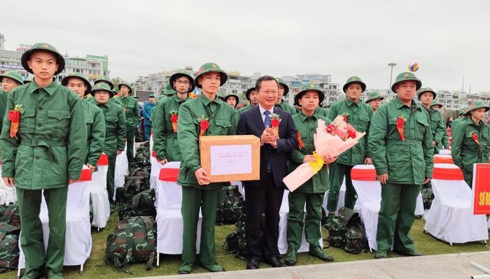 Chủ tịch UBND tỉnh Quảng Ninh tặng hoa, động viên tân binh.