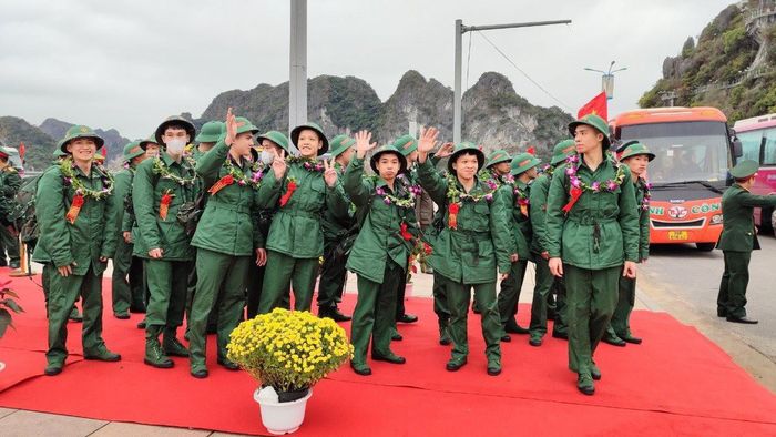 Tân binh phấn khởi, tạm biệt người thân và gia đình.