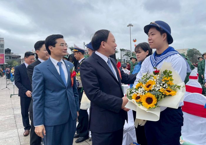 Ông Nguyễn Xuân Ký, Bí thư Tỉnh ủy Quảng Ninh tặng hoa, thăm hỏi các tân binh.