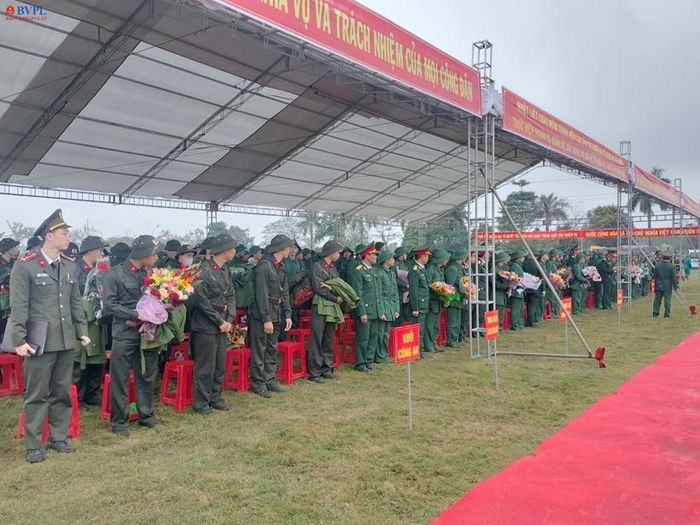 Các tân Quân nhân trong tư thế nhận lệnh lên đường nhập ngũ. (Ảnh: Trọng Tài)